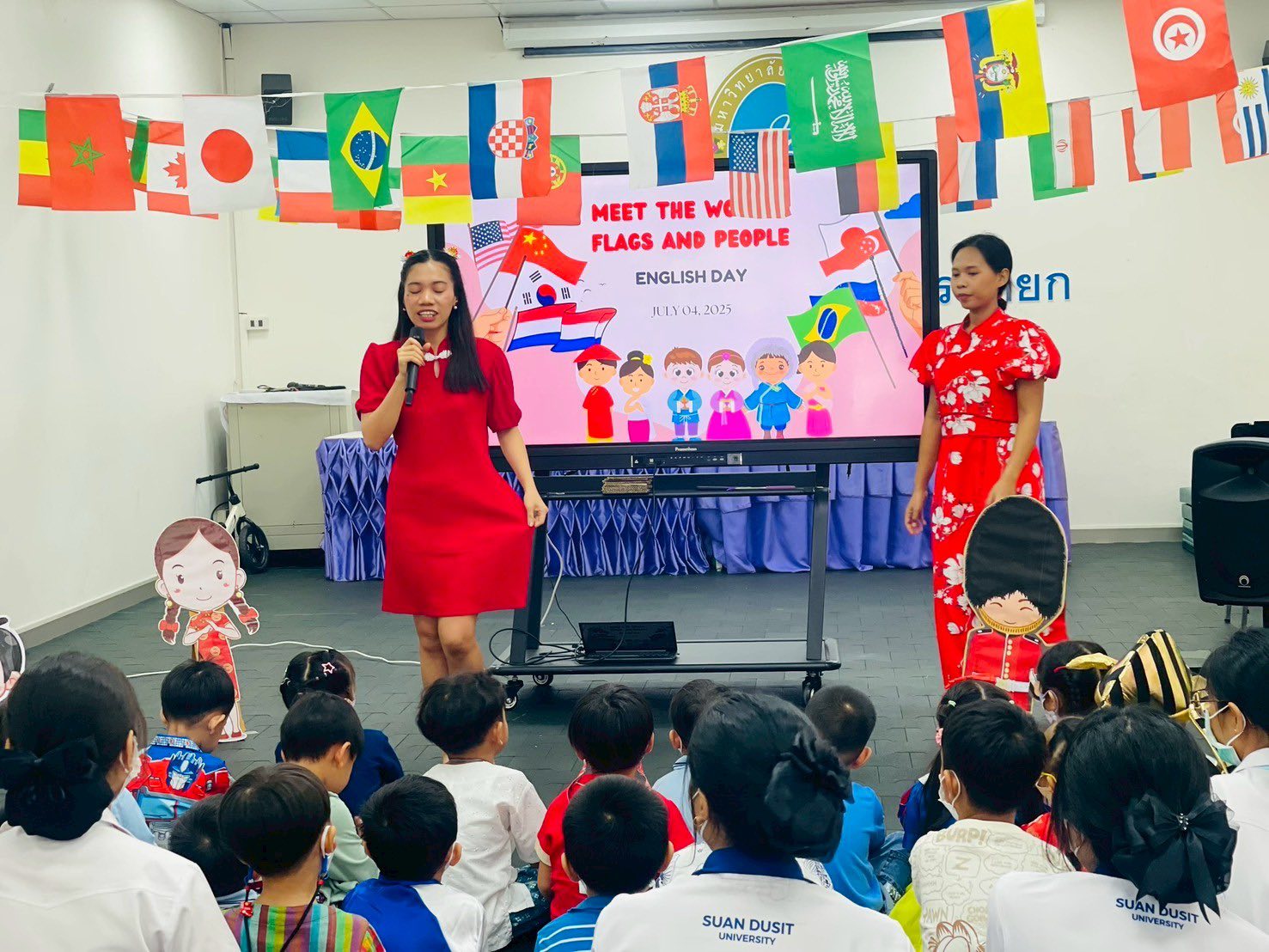 📘 English Day Fun: Meet the World – Flags and People 💂🎎 (นครนายก)