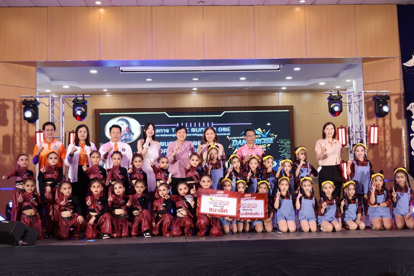รางวัลจากการแข่งขันTO BE NUMBER ONE TEEN DANCERCISE LAMPANG CHAMPIONSHIP