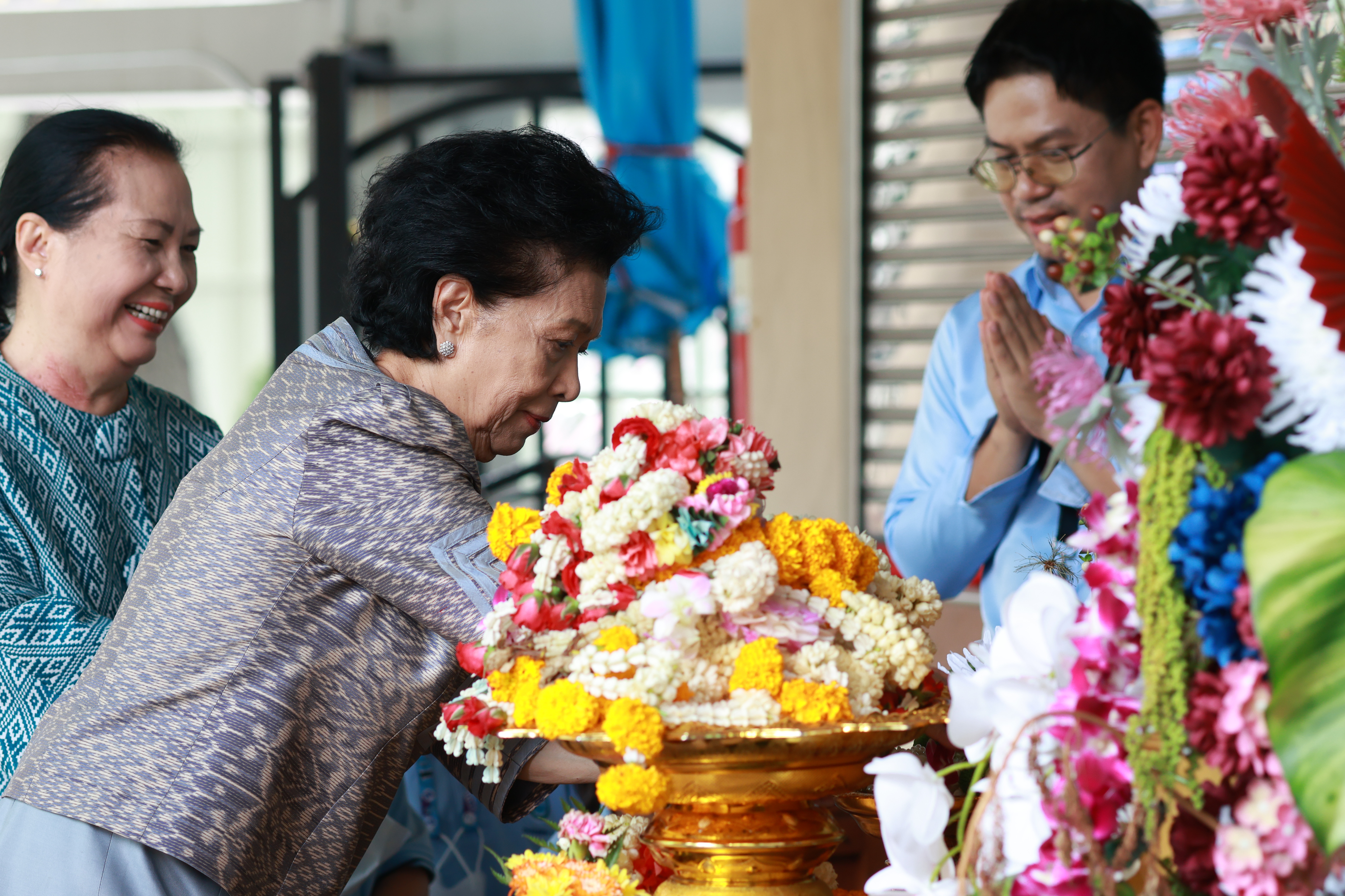 โรงเรียนสาธิตละอออุทิศ มหาวิทยาลัยสวนดุสิต ทางโรงเรียนฯ จัดพิธีตักบาตรข้าวสารอาหารแห้ง และทำบุญเลี้ยงพระภิกษุสงฆ์