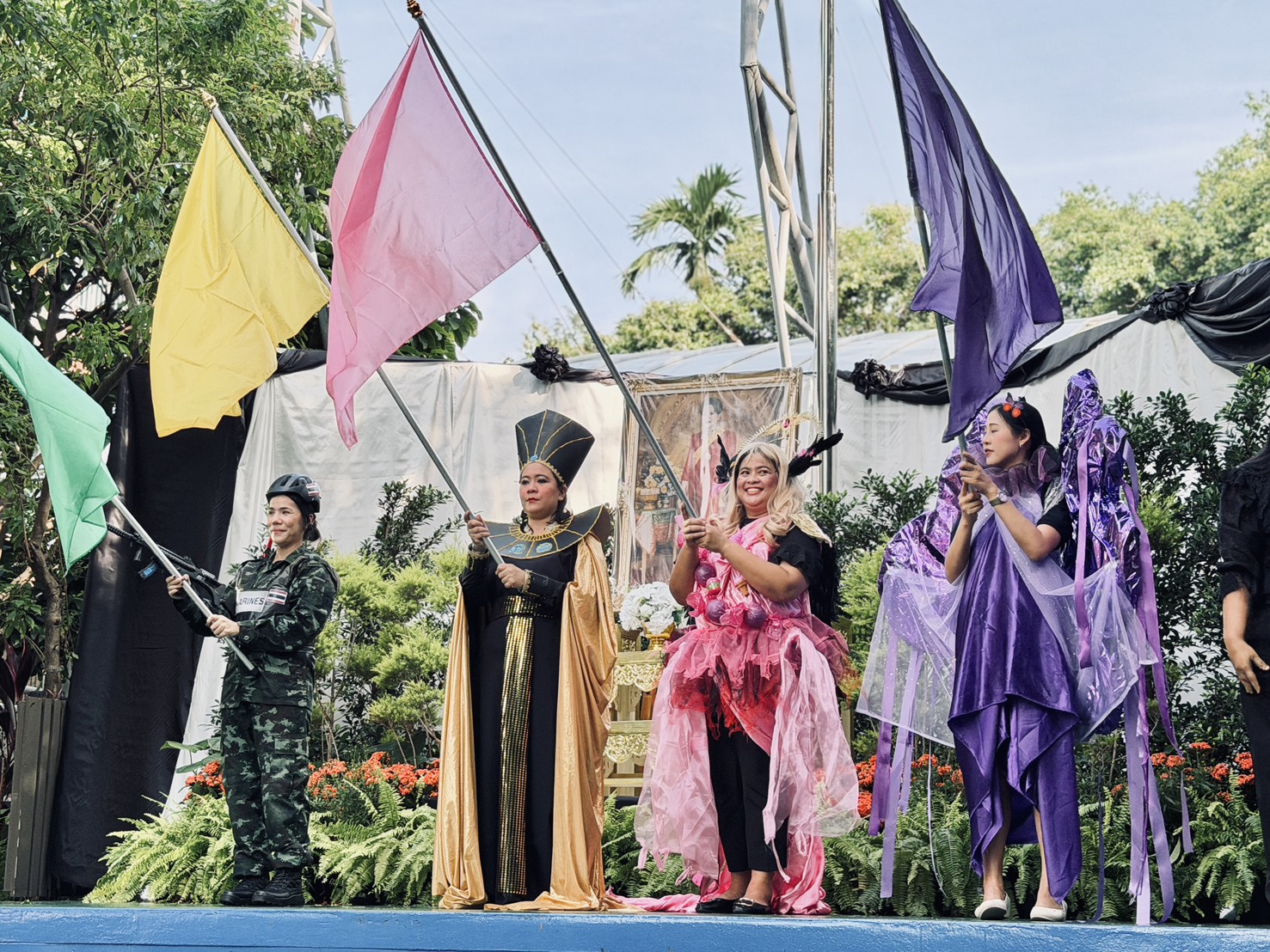 บรรยากาศที่โรงเรียนวันนี้เต็มไปด้วยรอยยิ้ม เด็ก ๆ ได้พบกับแม่สีทั้ง 4 สี