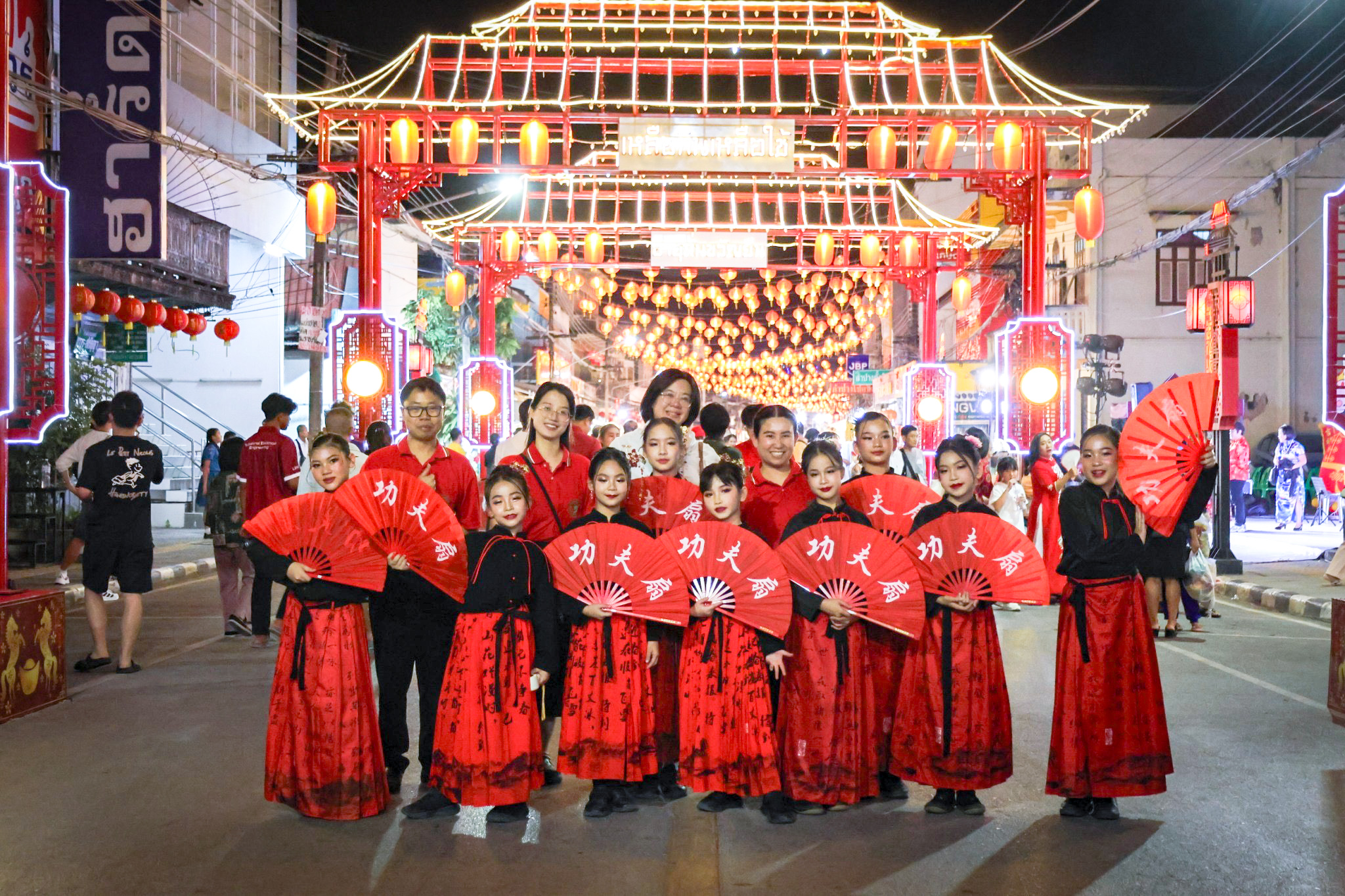 นักเรียนโรงเรียนสาธิตละอออุทิศได้รับเกียรติเข้าร่วมแสดงโชว์บนเวทีในงาน “เทศกาลตรุษจีนนครลำปาง ปีม้าทอง 2569”