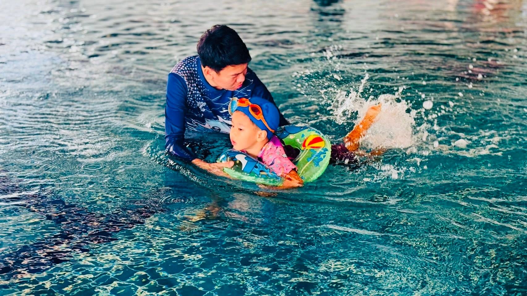 💦 สาดความสุข กระจายความสดใส! กับชั่วโมงว่ายน้ำของเด็ก ๆ อนุบาล 1 🌊👶🏻