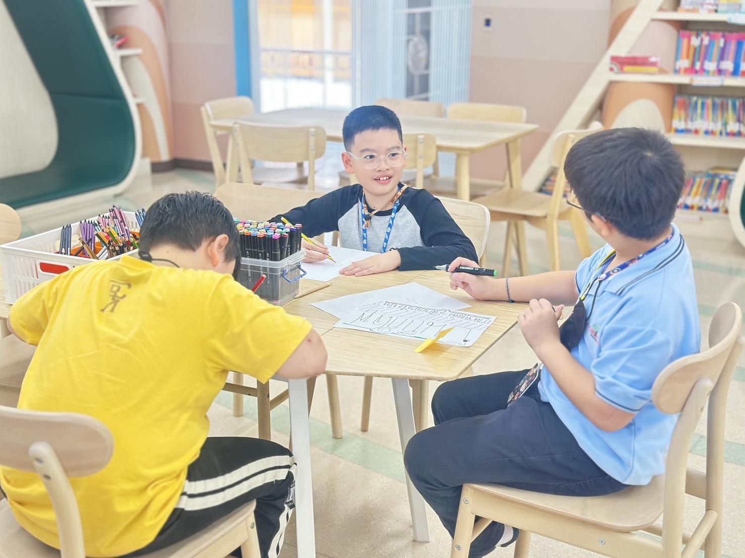 📖✨ พักเที่ยงนี้…มาชวนเด็กๆ มาเติมพลังบวกให้ “ใจฟู” ที่ห้องสมุดโรงเรียนสาธิตละอออุทิศกันค่ะ ❤️🏫